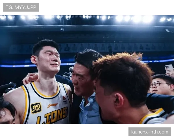胡金秋家里装修得像电影片场,球场上那个笑容完全是演出来的吧? 胡金秋家里装修得像电影片场,球场上那个笑容完全是演出来的吧?